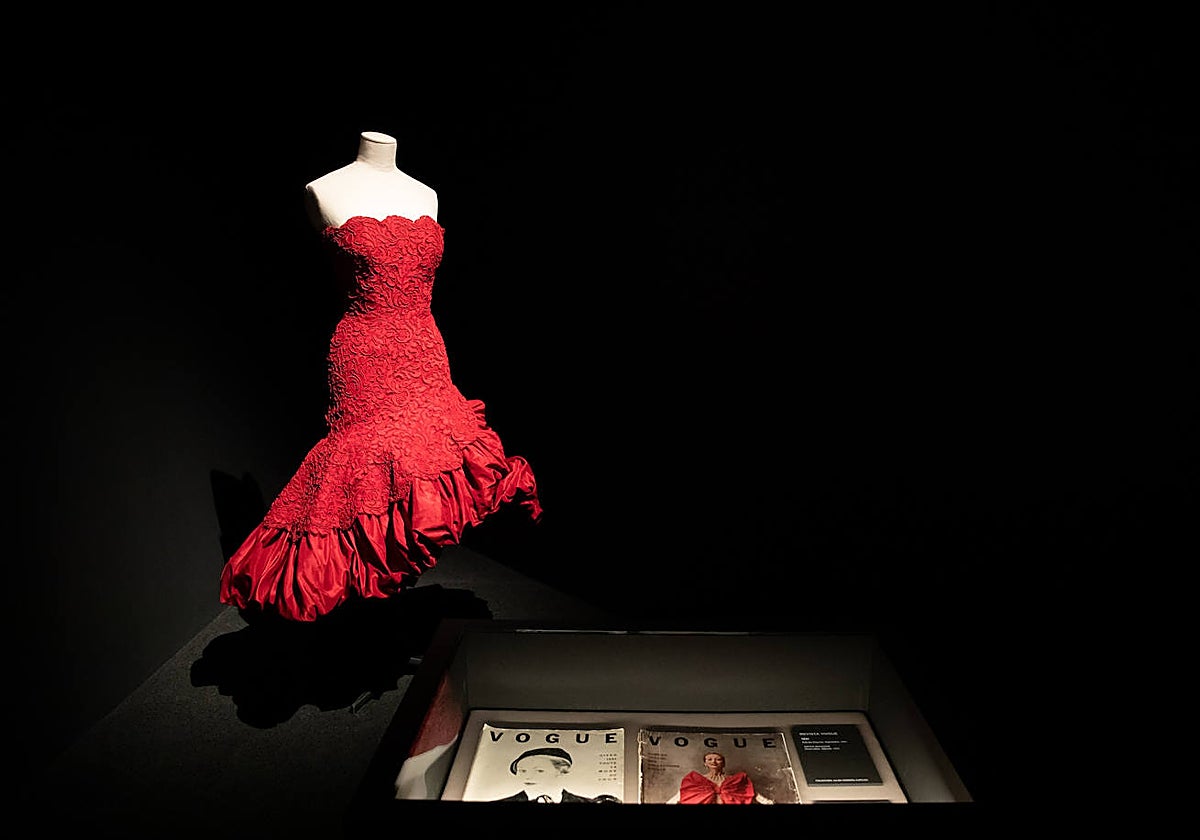 Vestido de noche corto en encaje rojo con volantes abullonados en tafetán de Balenciaga (1951), del Cristóbal Balenciaga Museo.