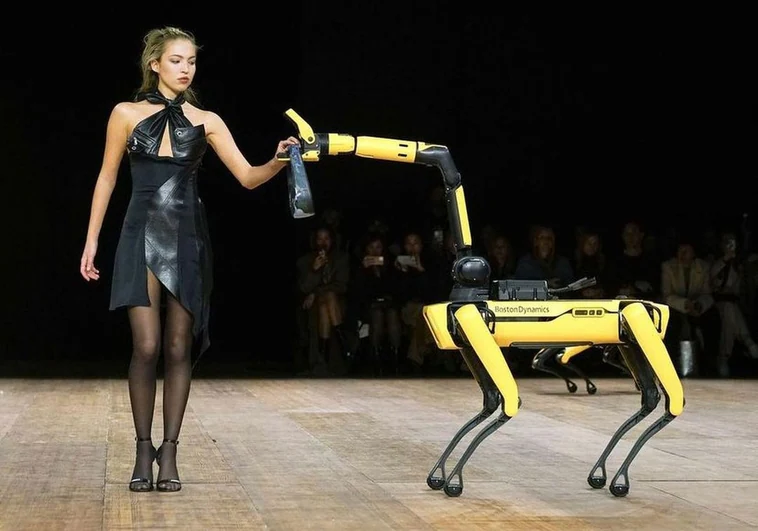 Perros robots sobre la pasarela, el desfile más viral de la Semana de la Moda de París