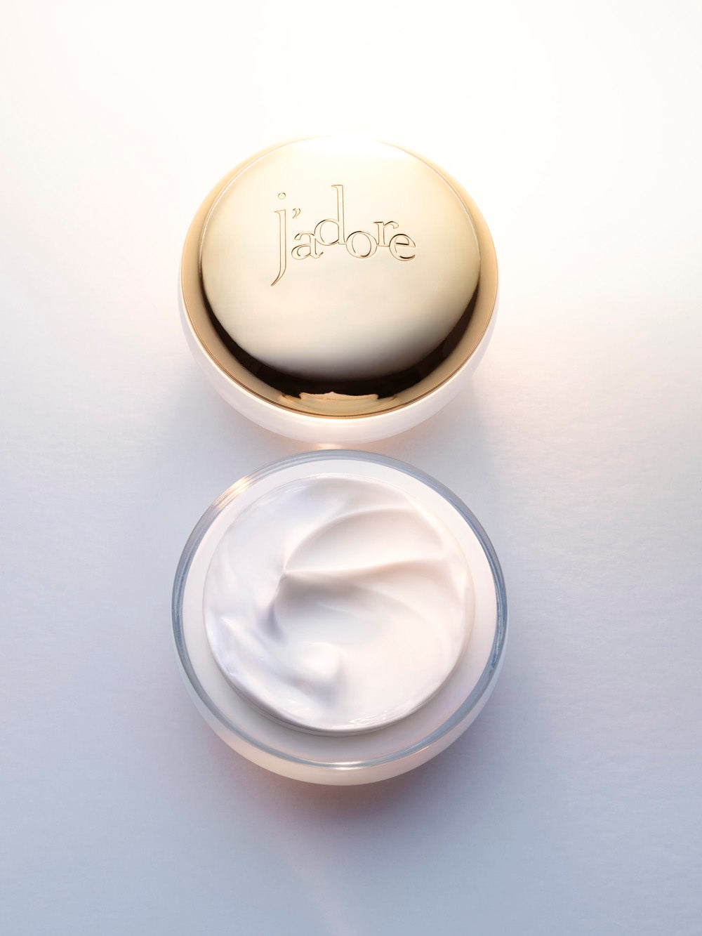 Crema para el cuerpo J'Adore de Dior (88 €). Una crema nutritiva e hidratante, con textura fina y untuosa que penetra fácilmente para dejar la piel suave y satinada, delicadamente perfumada con las notas más frescas de la mítica fragancia de la Maison. Esta enriquecida con cera de jazmín y nectar de algodón y tiene más de un 90% de ingredientes naturales.