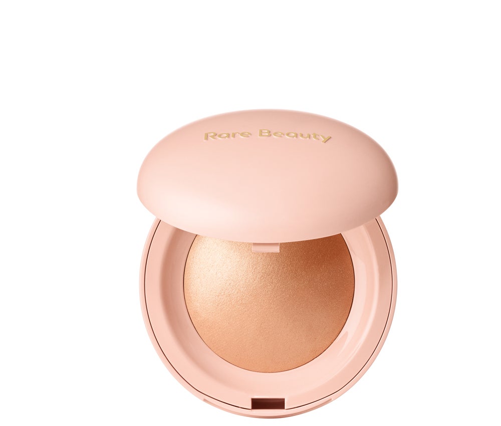 Iluminador en polvo Positive Light Silky Touch de Rare Beauty (29,99 €, solo en Sephora). Disponible en 4 tonos, resistente a la transferencia y al agua, y con una fórmula vegana, proporciona un brillo instantáneo y natural.