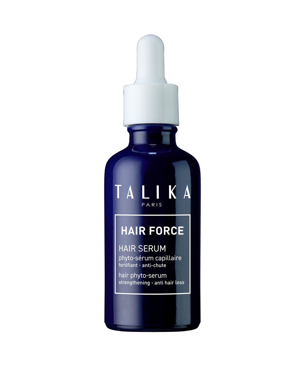 Tratamiento anticaída del cabello Hair Force Serum de Talika (40 €). Inspirado en el mítico tratamiento para el crecimiento de las pestañas de la marca, es una loción ultrafina, no grasa ni pegajosa que envuelve ligeramente la raíz del cabello para que parezca más grueso. En su fórmula, un 94% de ingredientes de origen natural.