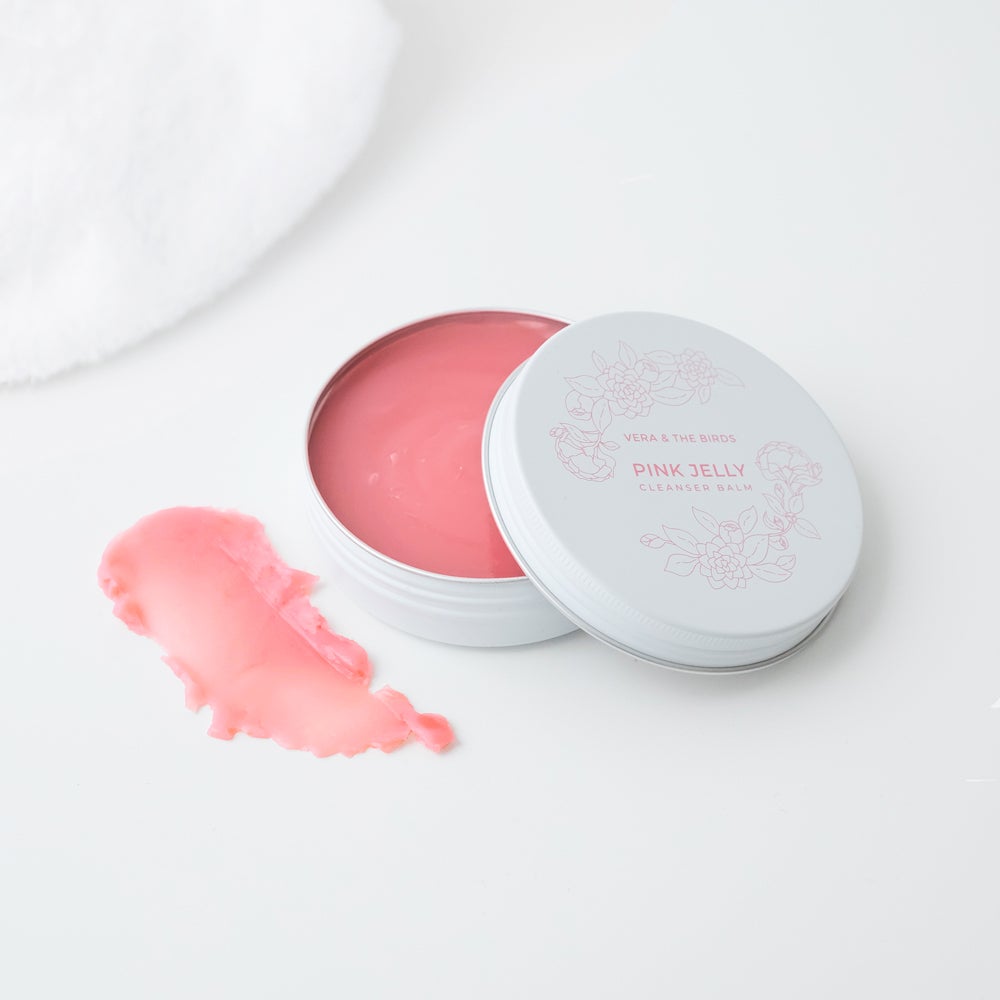 Limpiador facial Pink Jelly de Vera & The Birds (24 €). Gelatina desmaquillante con textura jelly-to-milk con ingredientes naturales que actúa como un bálsamo limpiador retirando todo el maquillaje y la suciedad del rostro. Su mezcla de activos calmantes e hidratantes, deja la piel suave, fresca e impoluta.