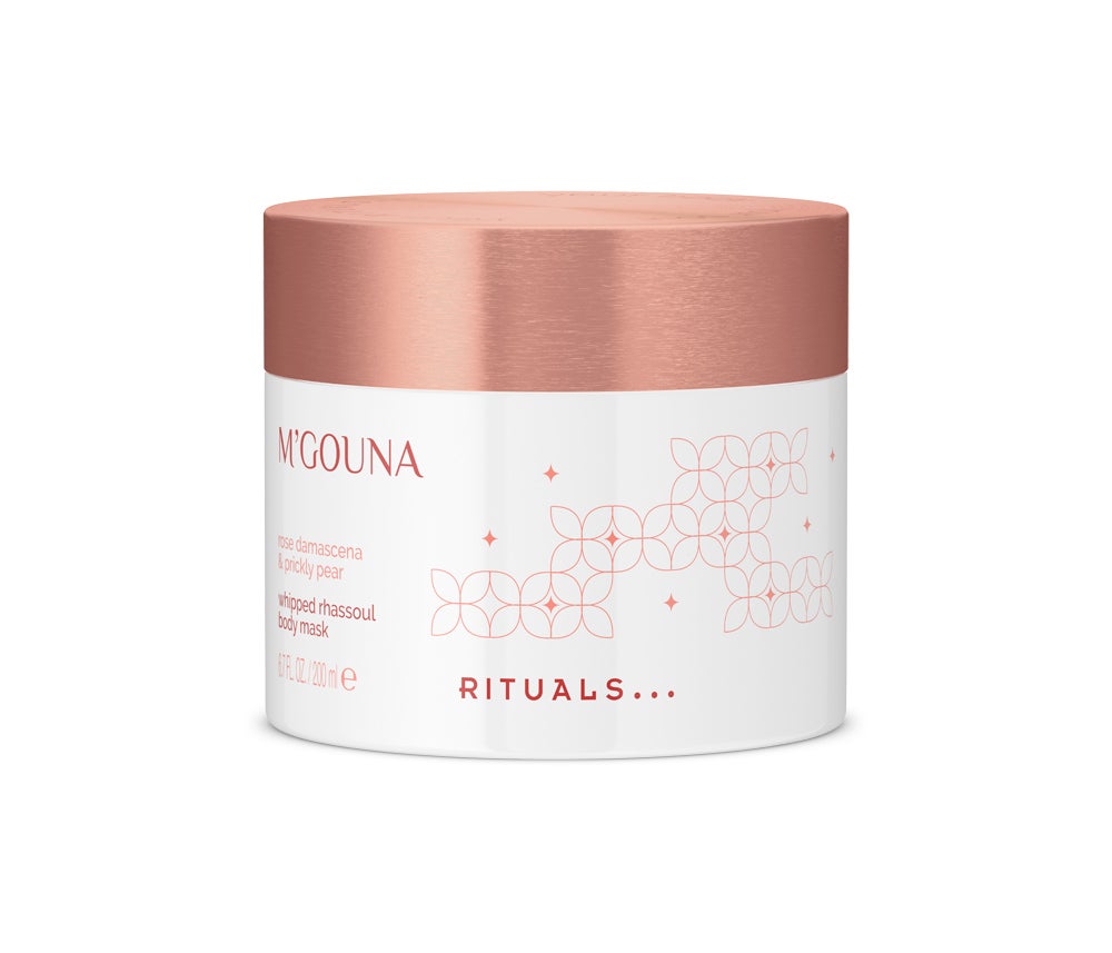 Mascarilla corporal M'Gouna de Rituals (15,90 €). Con un 91% de ingredientes de origen natural contiene arcilla rhassoul y agua de rosas. Su fragancia derrocha alegría y luminosidad con toques afrutados que recuerdan a la chumbera. Se aplica sobre la piel húmeda, dejándola actuar 2 minutos. El resultado, una piel más suave y perfecta para el momento del destape.