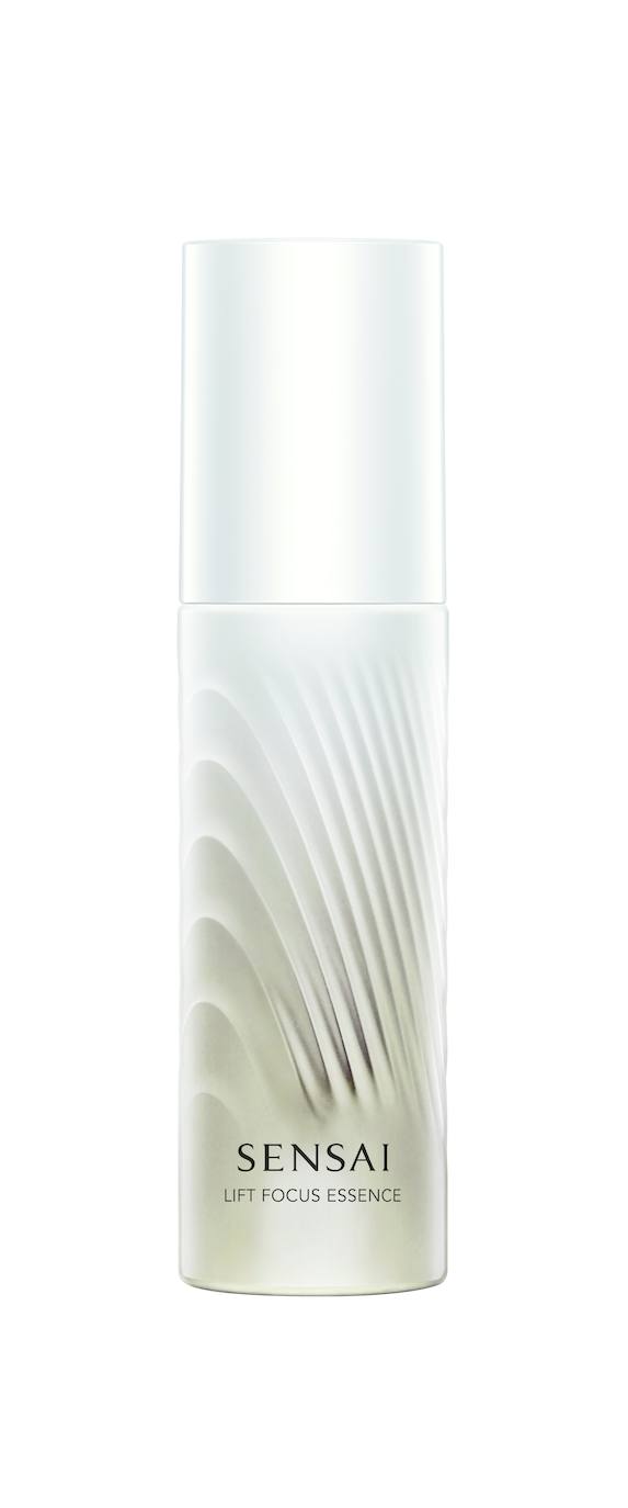 Sensai Lift Focus Essence (210 €). Sérum con efecto lifting reafirmante instantáneo gracias a la fórmula Tight Wrapping. La textura envuelve suavemente la piel como un velo de hilos de seda, tensando la piel y aportando hidratación intensa. Si se aplica con el masaje que recomienda la firma, el óvalo se redefine de forma visible.