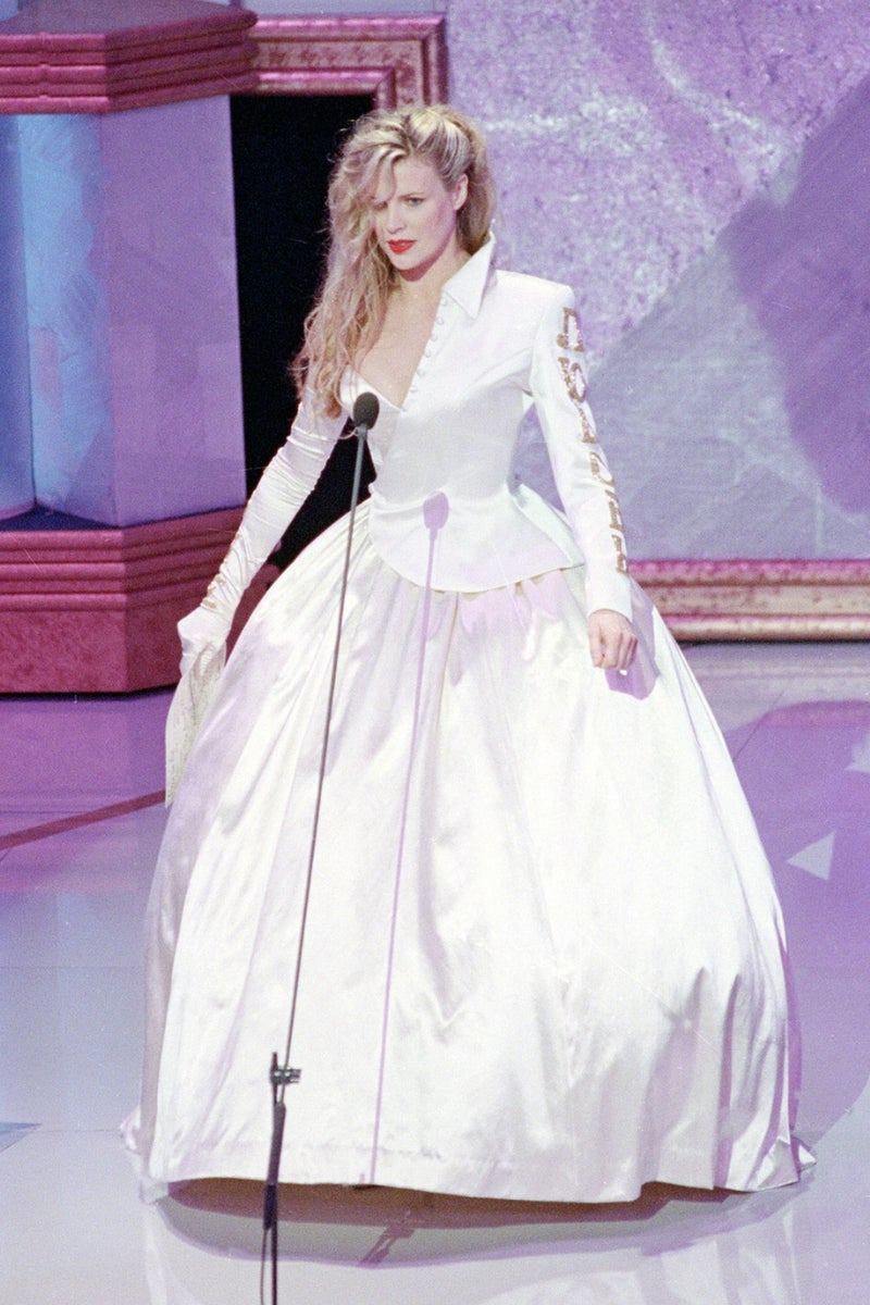 Kim Basinger en 1990. Ese año la actriz se hizo con el galardón en aquella ocasión. Pero la atención se la llevó no por dicho reconocimiento, sino por el vestido diseñado por ella misma que no había por donde cogerlo. Por un lado, parecía un diseño nupcial y por otro un diseño del armario de la novia cadáver.