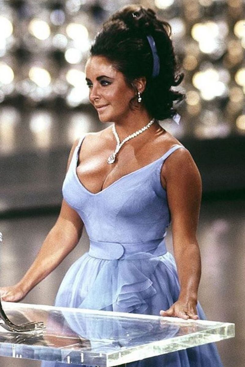 Elizabeth Taylor en 1970: 167.500 dólares. La prestigiosa Edith Head (quien recibió el Oscar a mejor vestuario en más de una ocasión) firmó esta creación azul celeste con pronunciado escote en uve, cuerpo encorsetado y falda con volantes de tul con el que la actriz se hizo con todo el protagonismo.