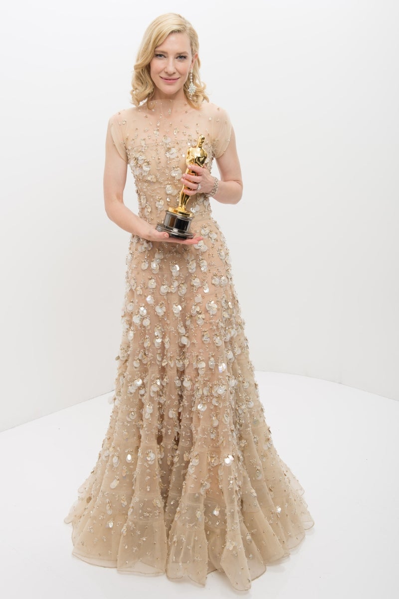 Cate Blanchett en 2014: 100.000 dólares. De nuevo en la lista y una vez más, de la mano de Armani. Pero esta vez con un vestido color champán de gasa y tul con cristales y pétalos de Swarovski con el que parecía una auténtica princesa. Un diseño que probablemente le diese suerte ya que se llevó la estatuilla a casa ese año.