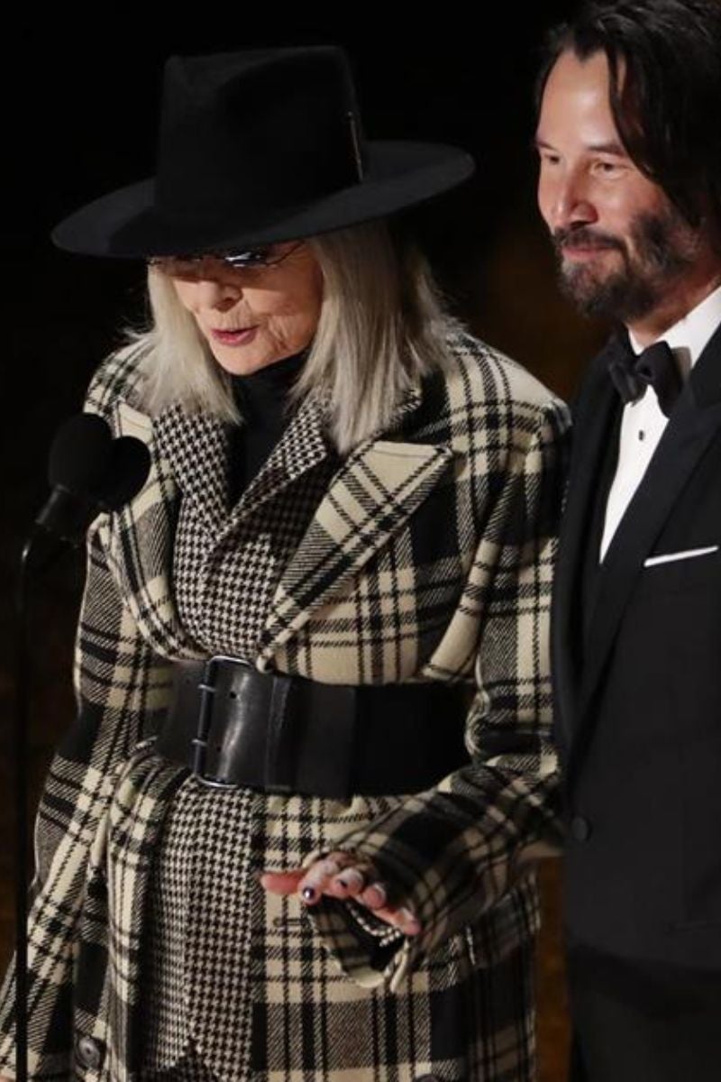 Diane Keaton en 2020. La actriz nunca se ha caracterizado por tener un estilo discreto, pero el look que eligió para asistir a los Oscar de 2020 no era apropiado para una gala de esa envergadura, más bien para dar un paseo una tarde de domingo.
