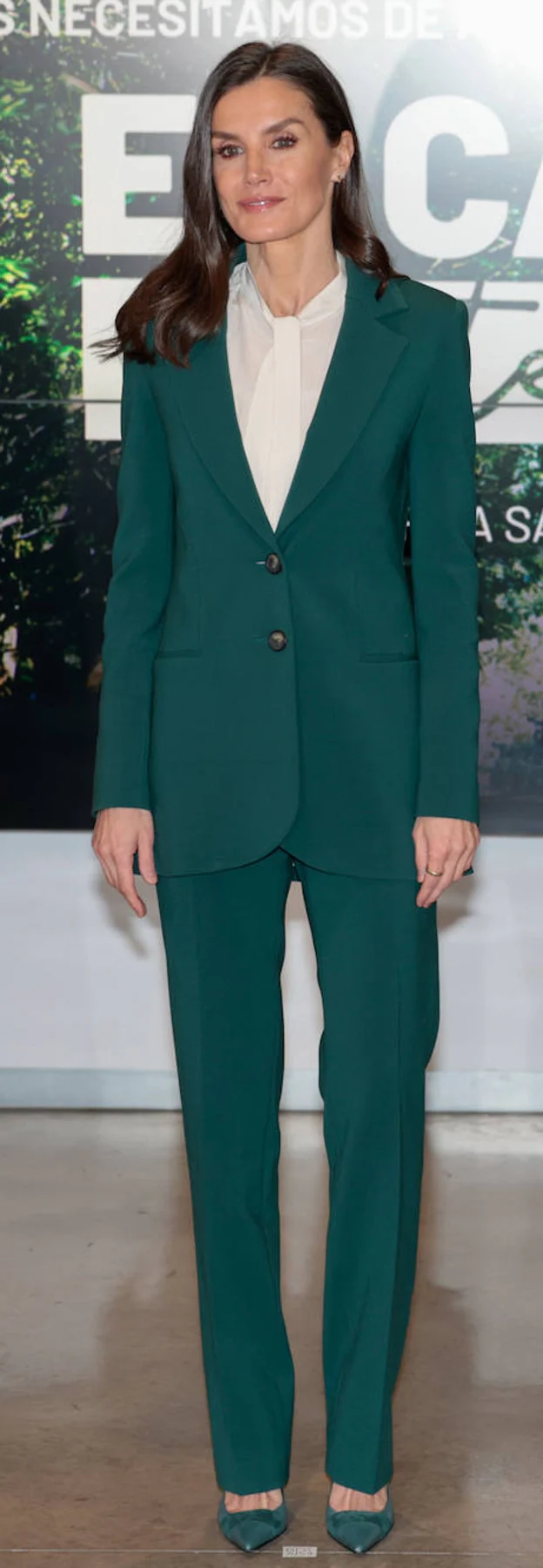 Doña Letizia ha rescatado su traje de chaqueta de Carolina Herrera que estrenó en 2019.