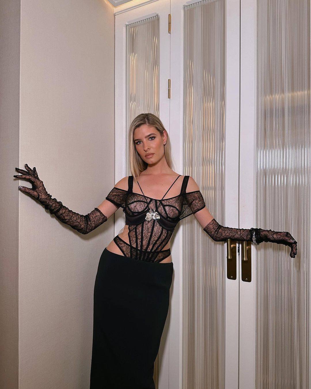 Teresa Andrés Gonzalvo con vestido de inspiración lecera de  David Koma, maquillaje de Dior Beauty y peinado de Franck Provost.