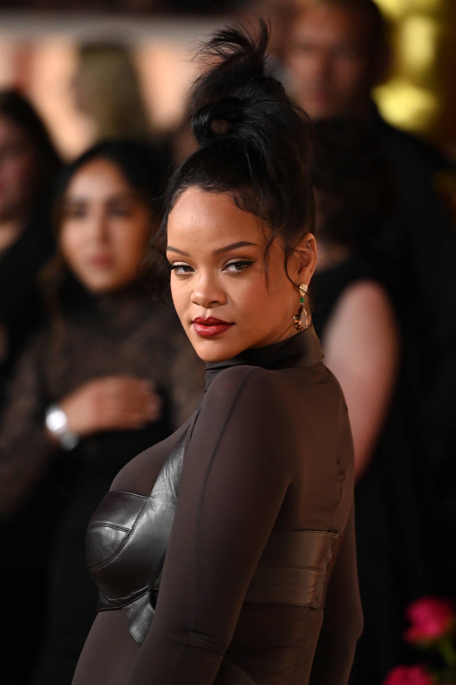 Rihanna lució un peculiar moño alto y un bonito maquillaje con labios rojos, creado por la maquilladora global de Fenty Beauty Priscilla Ono. El pintalabios que lució la cantante es el semimate Fenty Beauty Fenty Icon en "Grill Mast'r".