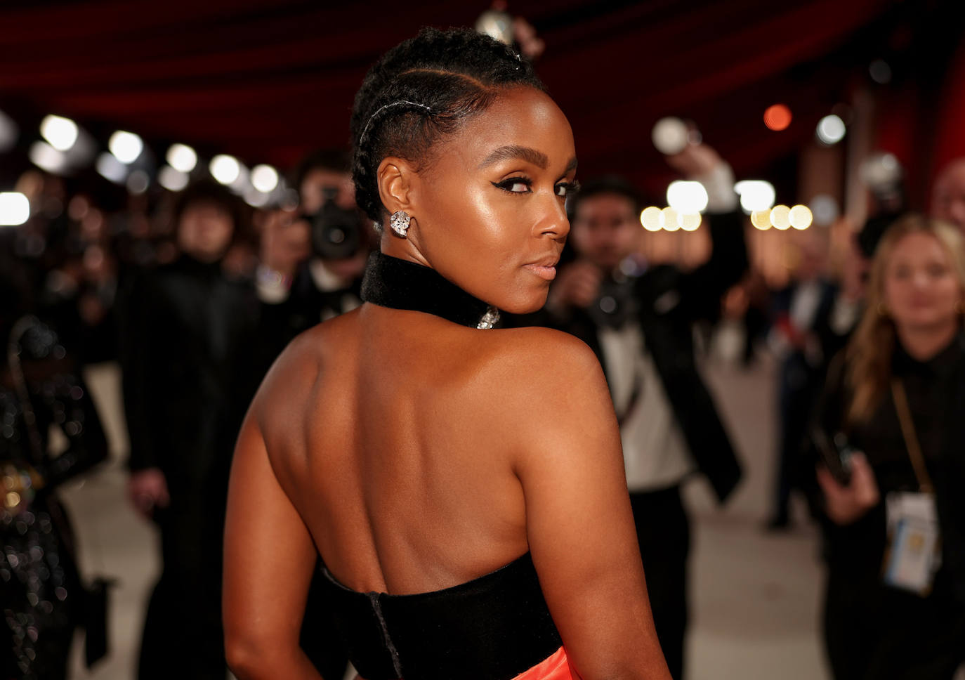 La cantante Janelle Monae llevó recogido con trenzas y eyeliner negro con rabillo. 