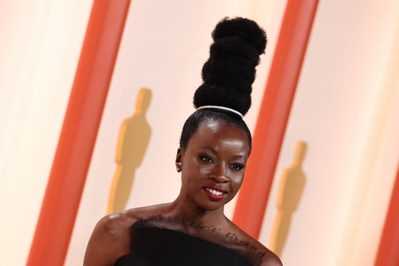 Danai Gurira lució, sin duda, el peinado más original de la noche. Se trata de un moño alto, a lo Marge Simpson, con el que la actriz sumaba varios centímetros a su altura. Además, lo adornó con el choker Divine Enigma de Messika Paris.