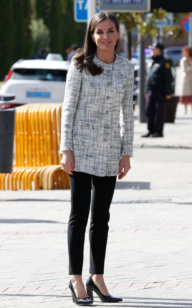 Factura bruscamente cepillo La reina Letizia estrena una chaqueta de tweed, la prenda más versátil del  armario de primavera