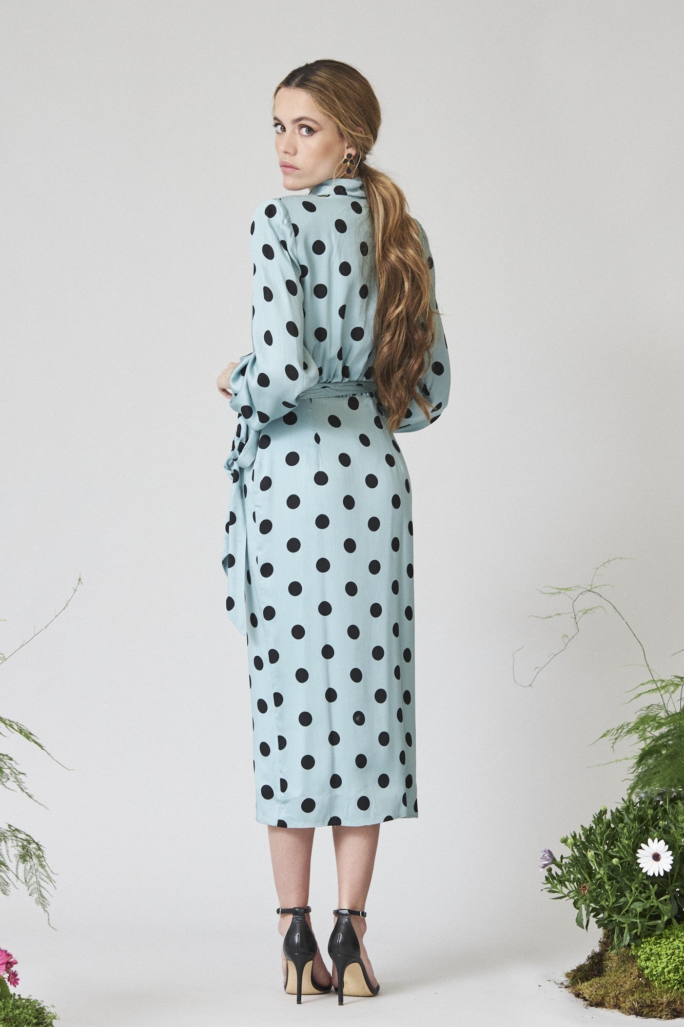 Vestido fluido confeccionado en gasa con estampado verde y amarillo y con volante en el bajo. Además, cuenta con cierre trasero con botones en el cuello. 89 euros en Coosy.