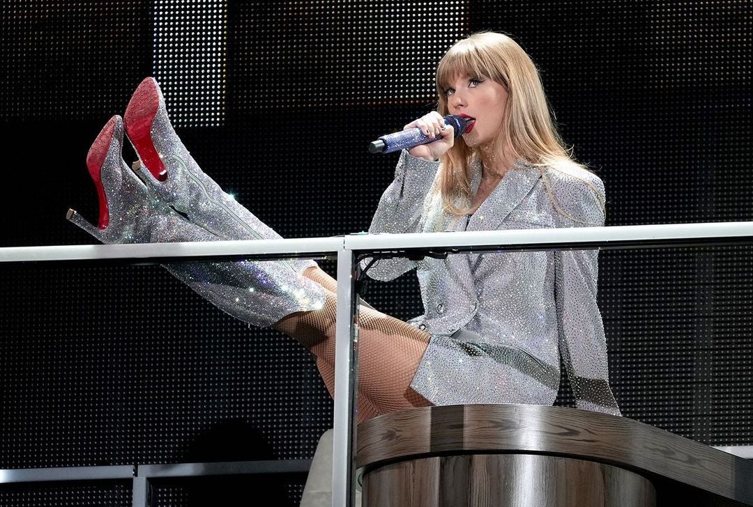 Taylor Swift con blazer y botas plateadas de Versace, otro de los looks que ayudó a brillar a la cantante en su regreso a los escenarios. 
