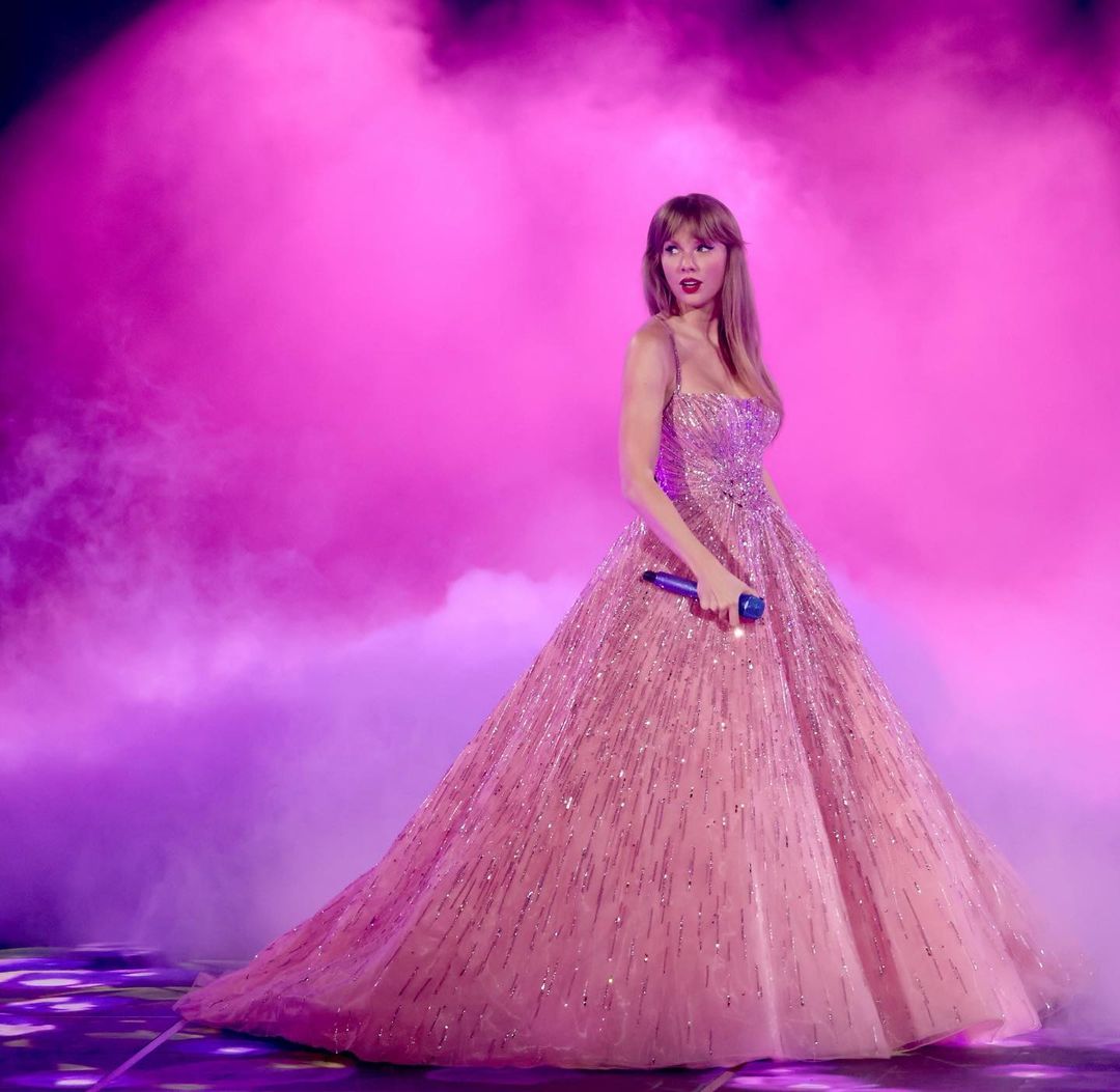 Otro de los looks de Taylor Swift: vestido de tul de Zuhair Murad Couture hecho a medida, con adornos de cuentas, lentejuelas, perlas y cristales en toda la voluminosa falda y el corpiño. 