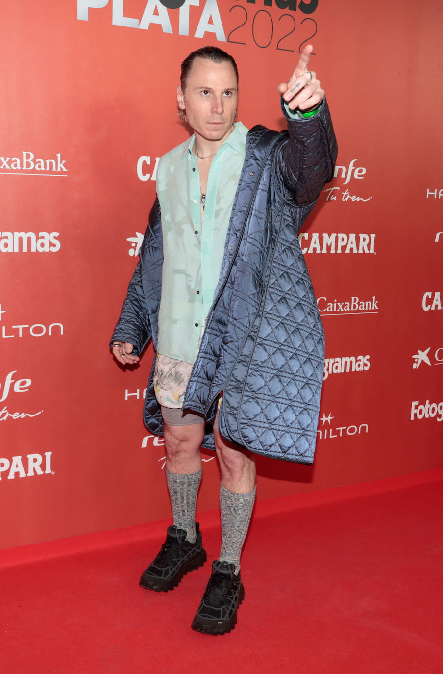Entre los hombres, el look más original lo lució Rubén Ochandiano. El actor apostó por Dior Men y llevó un plumas azul, una camisa turquesa, unos shorts y unos calcetines altos con las zapatillas B31 en color negro.