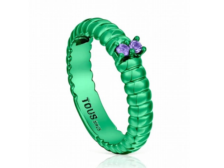 Anillo modelo Virtual Garden, de Tous. Hecho de plata de primera ley acabada en color verde y dos amatistas simulando la estructura de una oruga. Precio: 119€