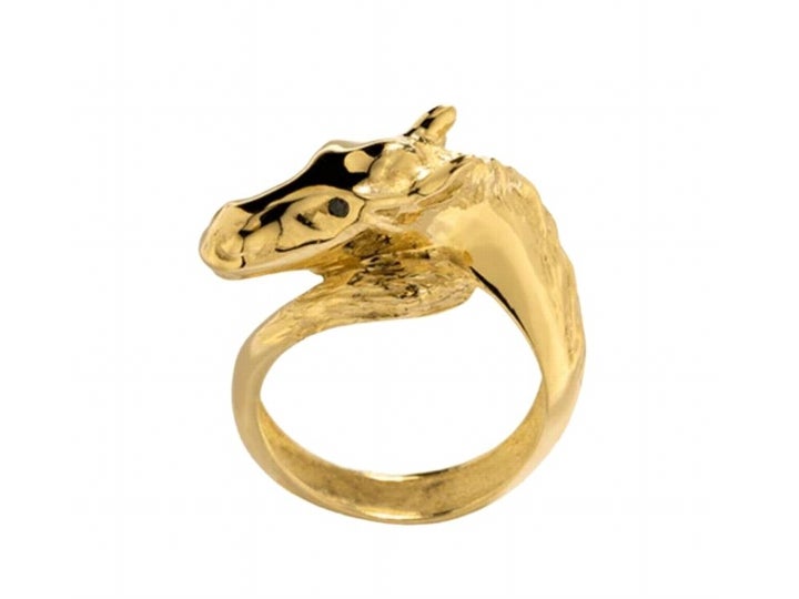 Anillo Caballo Mío, de Lehona Jewellbeing. Esta pieza está hecha a mano y bajo pedido. Un modelo elaborado en oro de 18K y diamantes negros representa un caballo. Precio: 1.930€