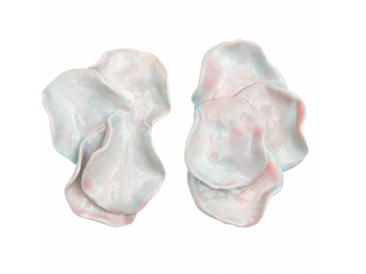 Pendientes de flores XXL, de Julieta Álvarez. Pieza de cerámica modelada y esmaltada a mano con el cierre de latón bañado en oro. Precio: 180€