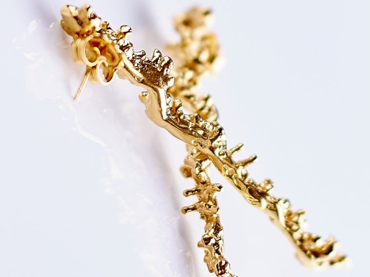Pendientes Corallia Nama realizados en plata reciclada bañada en oro vermeil, de Aubarede 7. Los pendiente están elaborados artesanalmente y disponibles en latón con baño de oro, plata reciclada y plata reciclada vermeil oro. Precio: 175€