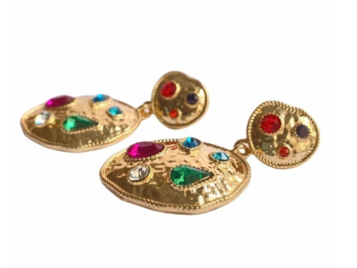 Pendientes Romil, de Dani Pecas. Un diseño de estilo hindú de color dorado cobrizo, con piedras de diferentes colores realizados en metal chapado en oro. Precio: 18€