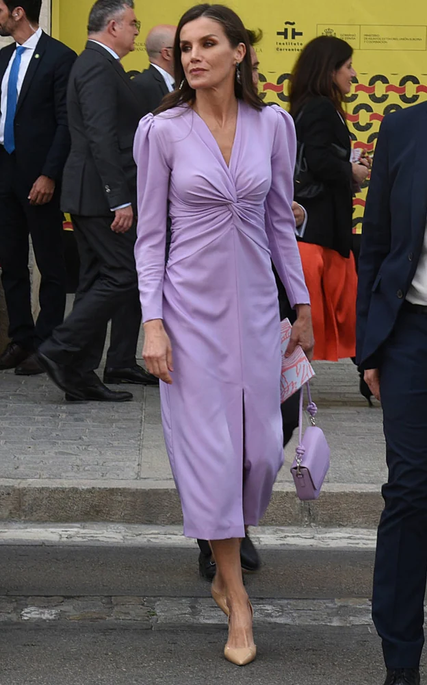 El estilismo de doña Letizia en Cádiz: vestido y bolso nuevos en color lila, y zapatos en tono nude.