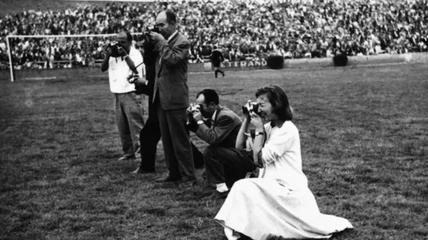 Joana Biarnés junto a su padre, Joan, cubriendo un reportaje de fútbol en la década de los 50.