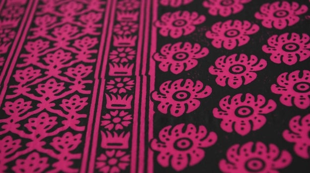 Maria Grazia Chiuri ha elegido la flor de loto, símbolo de prosperidad y sabiduría, para decorar el tejido de este sari, presentado en la colección Otoño 2023.