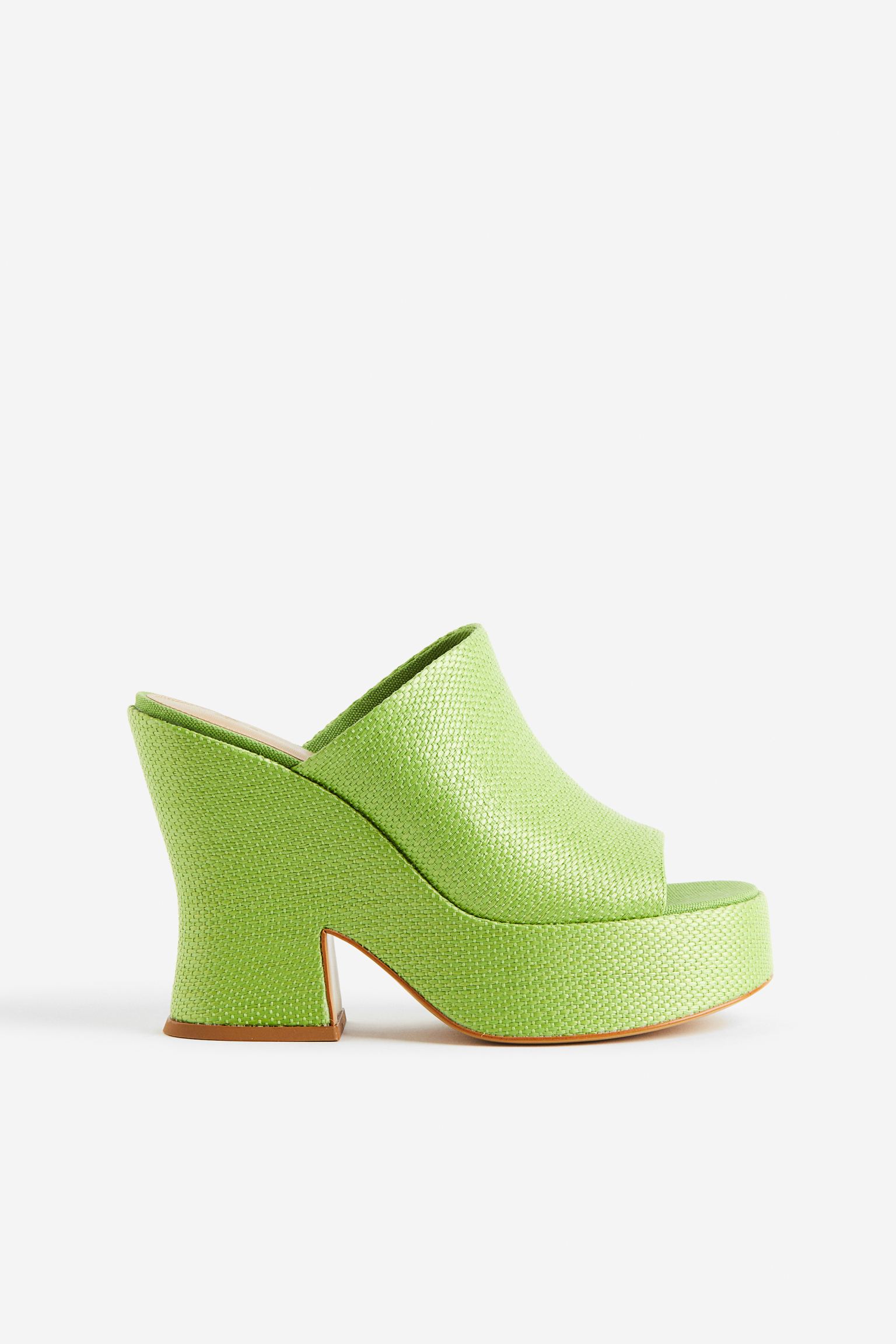 Mules de paja con plataforma en color verde vivo: 34,99 euros en H&M.