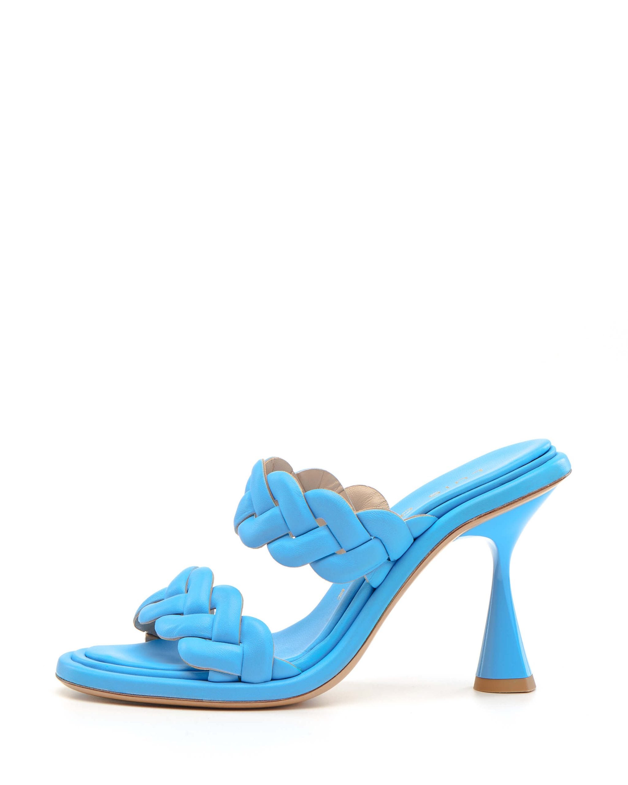 Sandalias azules destalonadas: 388 euros en Luis Onofre.