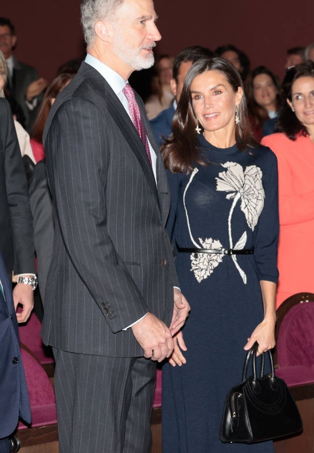 Hace tan solo unos días, Letizia dio con el bolso Mauska, que está a la venta en su web en diferentes tamaños, colores y acabados.
