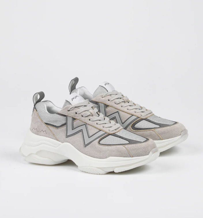 Su suela alta y desnivelada hacen de estas zapatillas las más cómodas del mercado. Se ha fabricado con ante vegano en tonos grises y su precio es de 78 euros en Mim.