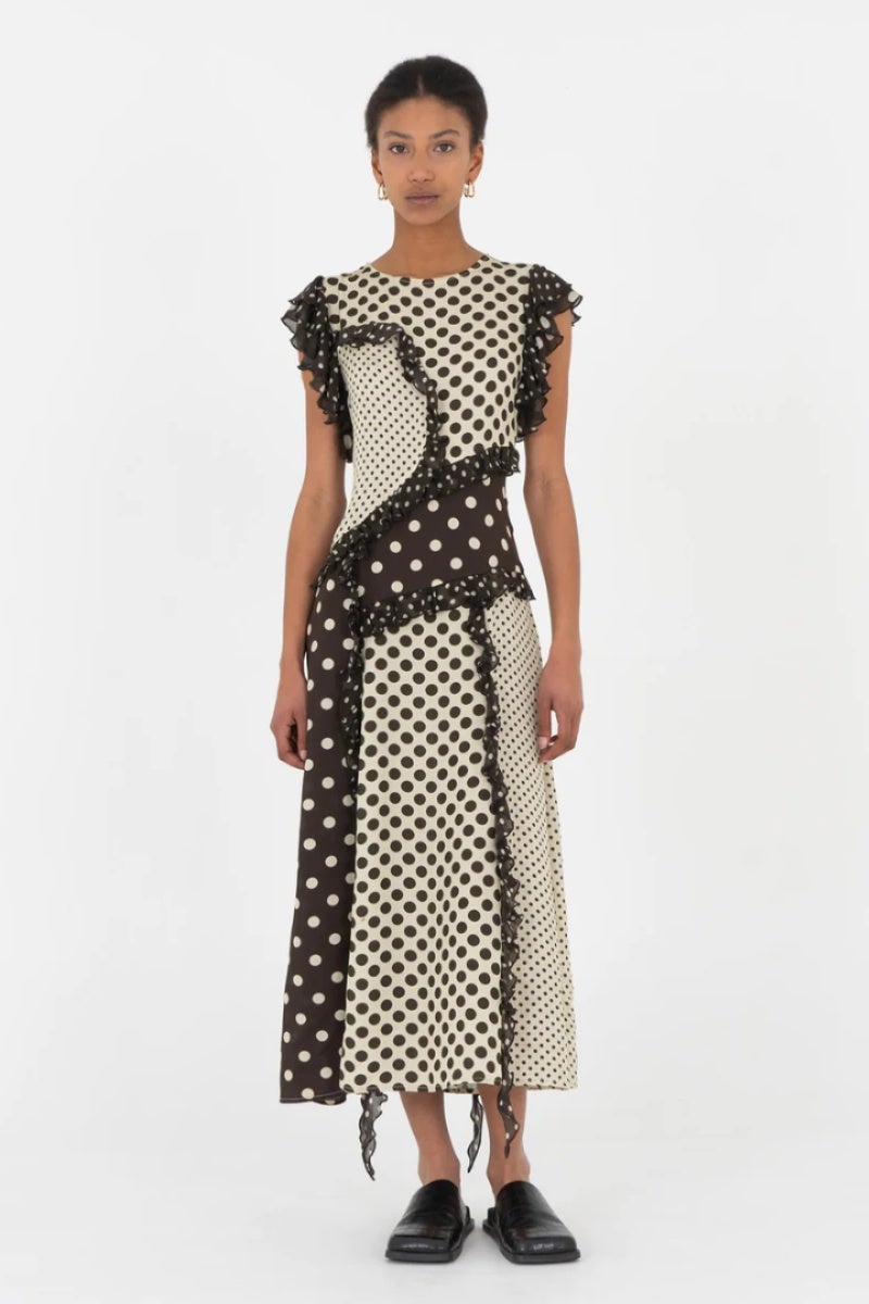 Vestido patchwork de lunares con volantes, de Carmen Says. Un diseño largo de lunares sin mangas con contraste de estampados y volantes decorativos en costuras. Precio: 99 €.