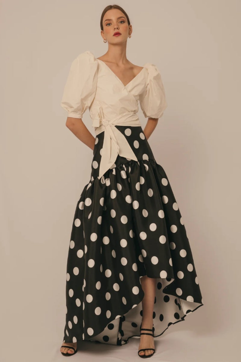 Falda modelo Carrie, de Cherubina. Un modelo asimétrico  de tiro alto con vuelo, ceñida a la cintura, realizada en jacquard de seda con estampado de lunares XXL. Precio: 190 €.