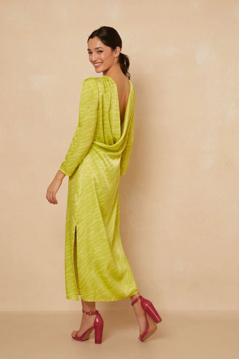 Vestido Lindy, de Bimani. Con acabado satinado, corte tobillero, de manga larga y escote drapeado en la espalda. Precio:  159 €.