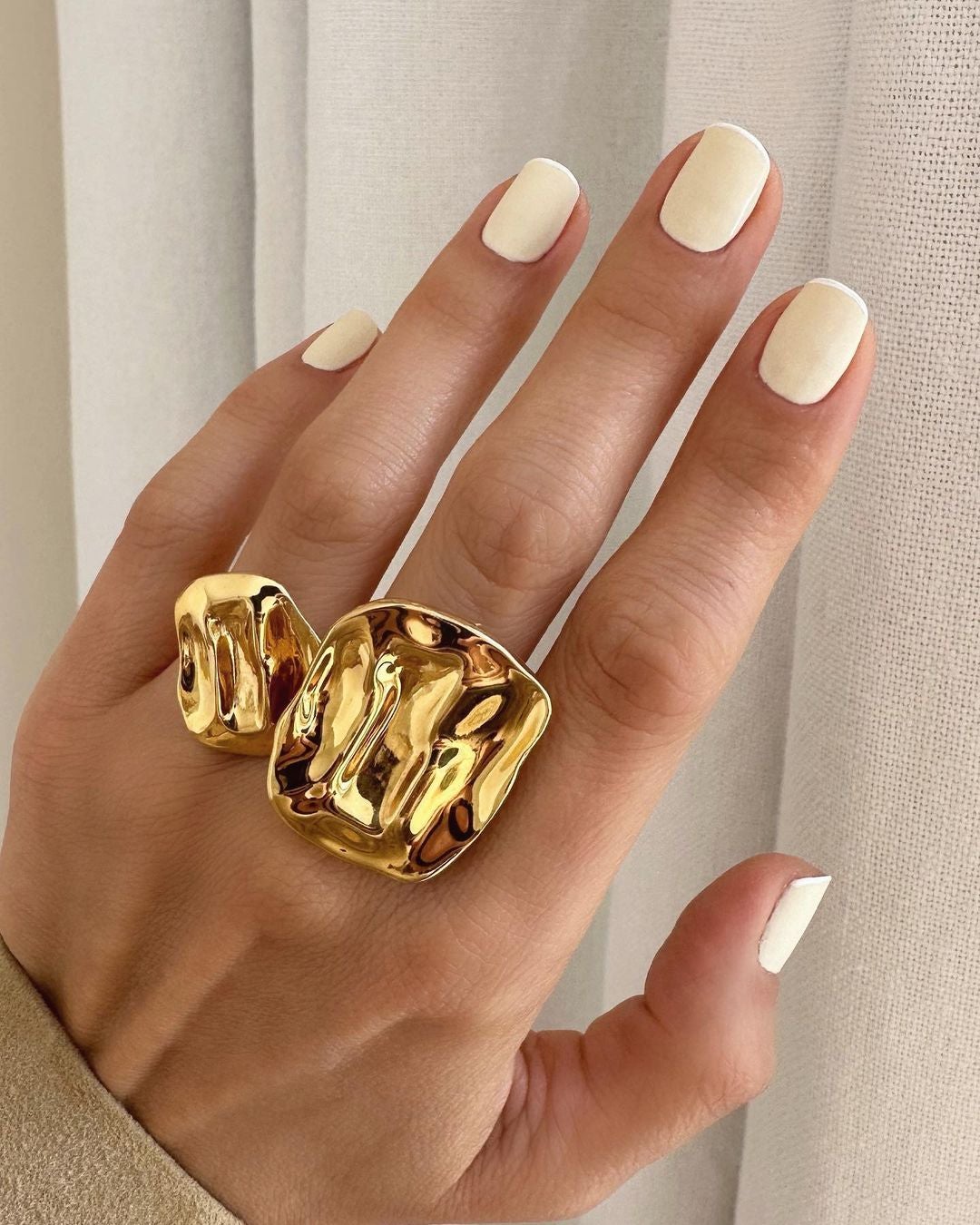 Manicura en color blanco, un color que combina con todo y rejuvenece las manos. 