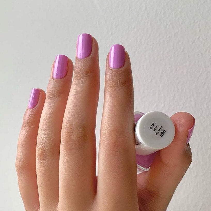 La manicura lisa en tono lavanda o lila es una de las propuestas para esta primavera de la firma de esmaltes Essie. 