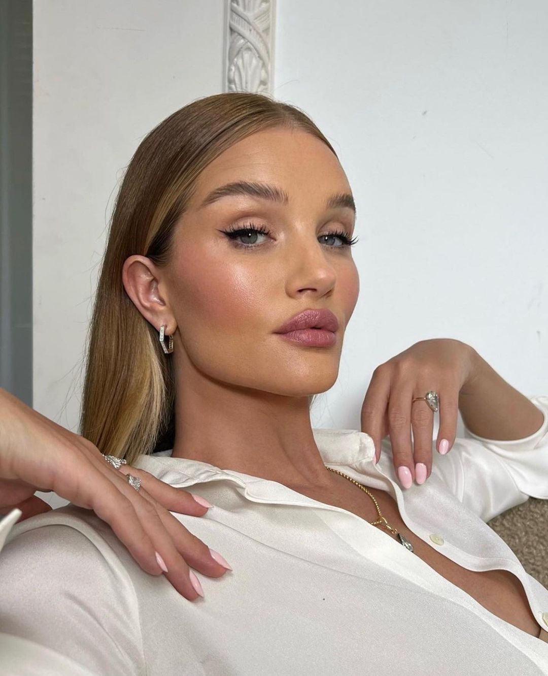 Otra de las tendencias de esta primavera es el rosa en todas sus versiones. La modelo y actriz Rosie Alice Huntington-Whiteley se apunta al rosa pastel. 