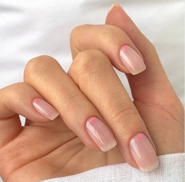 Esta primavera también se lleva la manicura de puntos. Desde Opi proponen esta versión, discreta, elegante y para cualquier ocasión. 