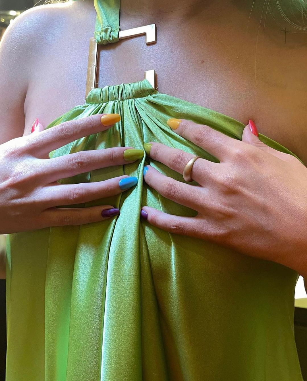 La manicura multicolor es una de las más divertidas. Selena Gomez se apunta a ella combinando rojo, amarillo, verde, azul y morado. 