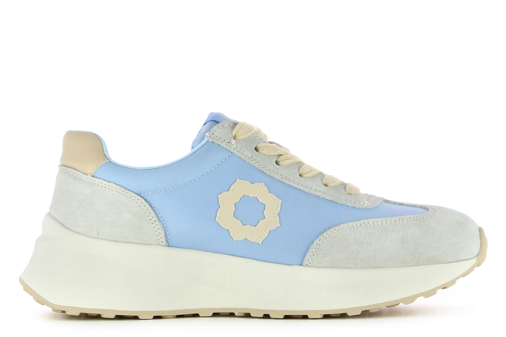 Deportivas con plataforma y estilo actual: 79 euros en Camila's. Disponible en más colores.