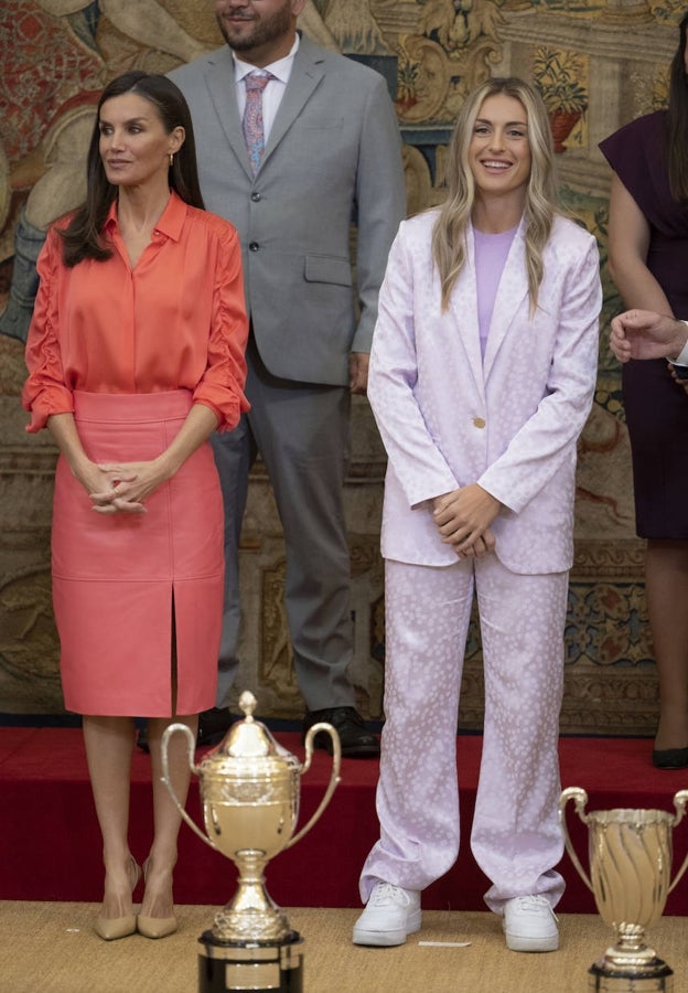 La reina Letizia junto a Alexia Putellas, una de las deportistas premiadas.