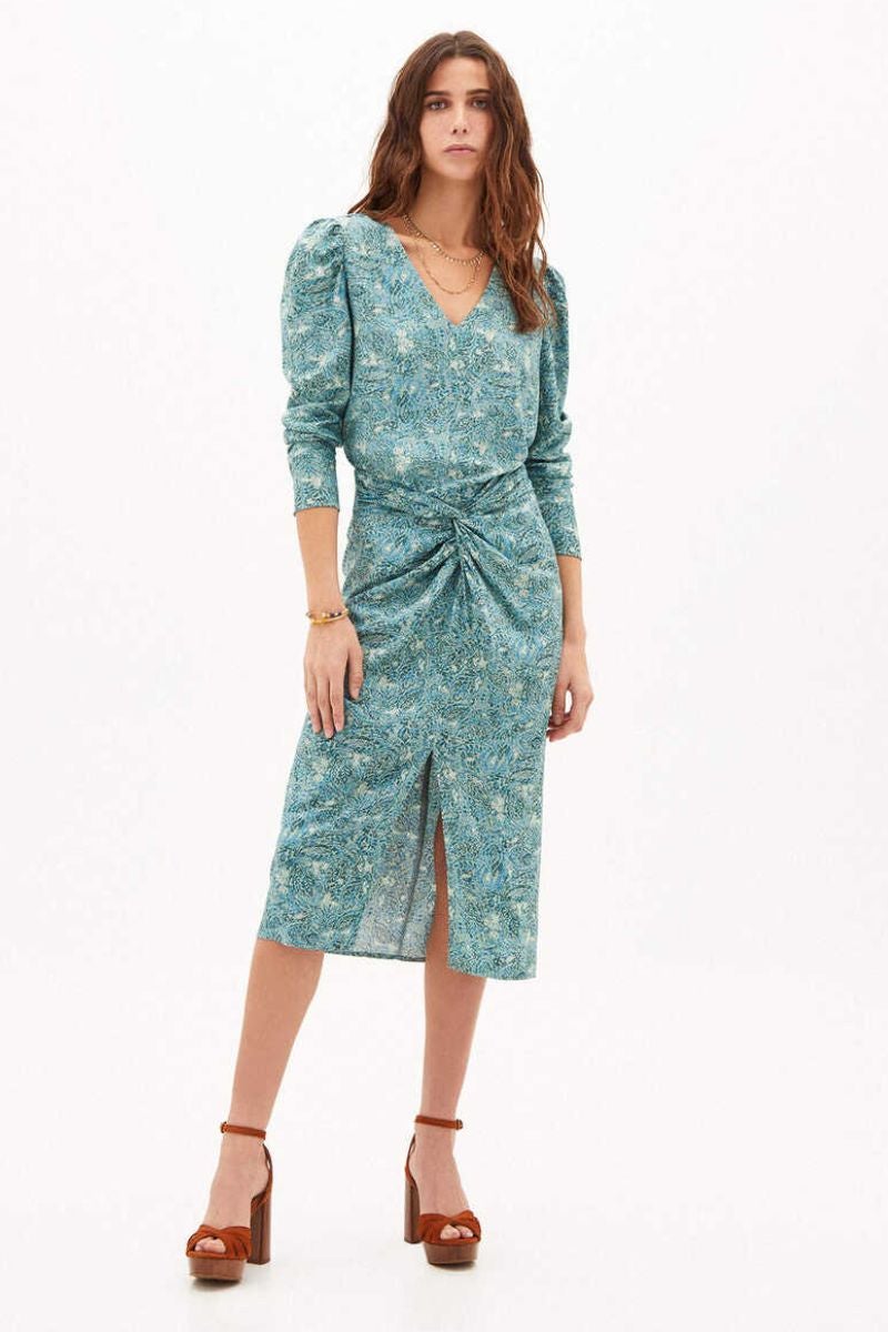 Sofisticado.  Vestido modelo Janet en tonos verdes compuesto por una falda drapeada con abertura frontal, mangas abullonadas y escote en uve, de Hoss Intropia. Precio: 129€.