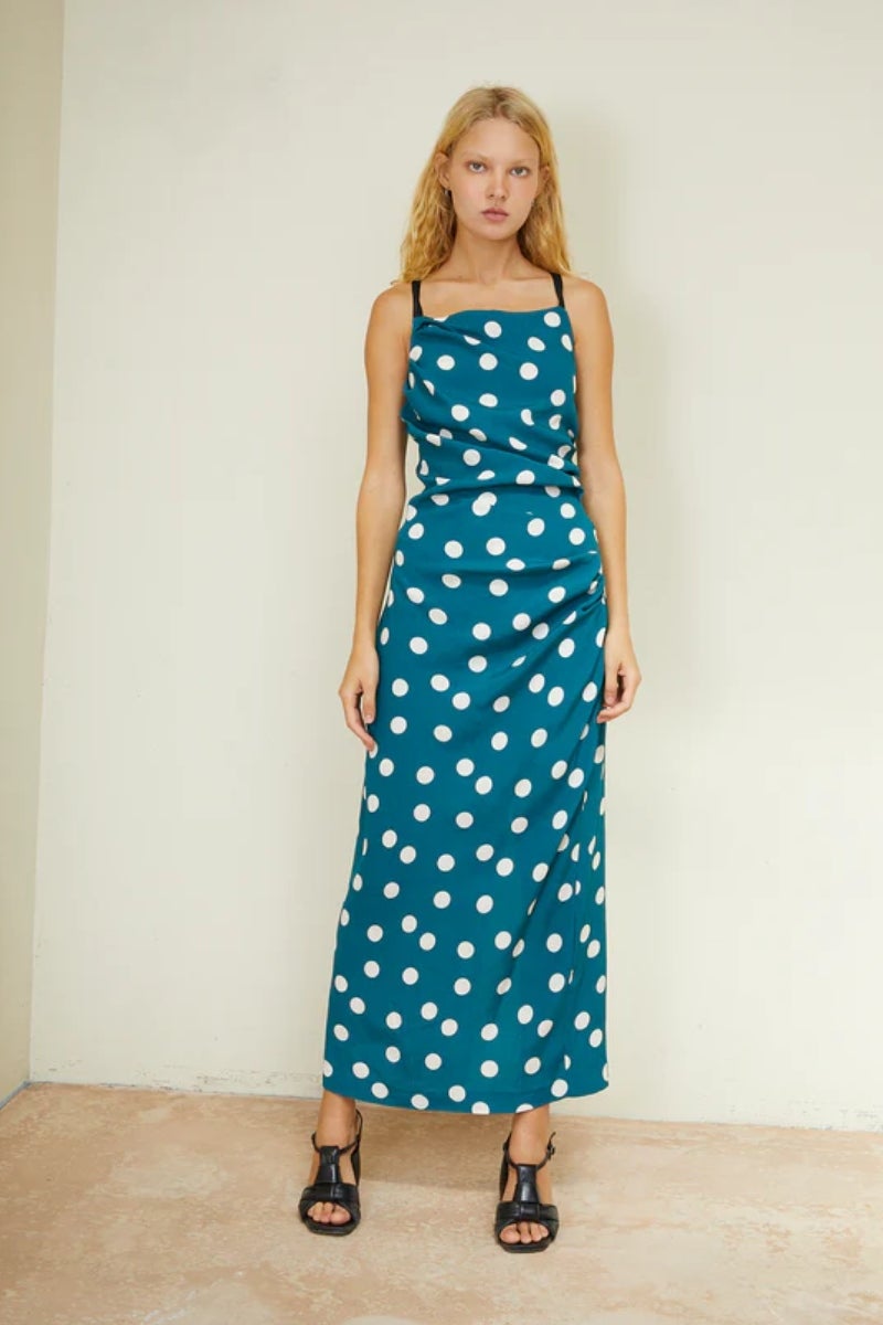 Divertido. Vestido midi azul cobalto con estampado de lunares blanco, escote cuadrado y un tirante ancho cruzado en la espalda, de Sophie & Lucie. Precio: 249,95€.
