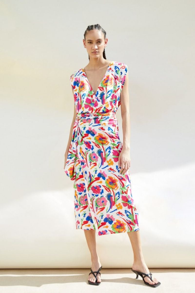 Colorista. Vestido drapeado con escote en uve, estampado floreado, fruncido lateral y las hombreras marcadas, de Sfera. Precio: 22,99€.