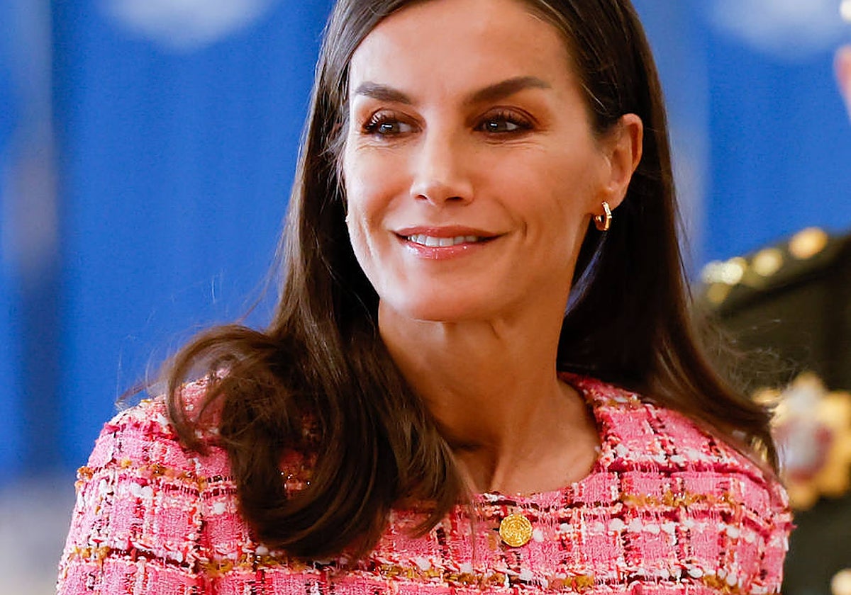 La reina Letizia de estreno hoy en Cuatro Vientos: chaqueta, pantalón, zapatos y bolso nuevos.