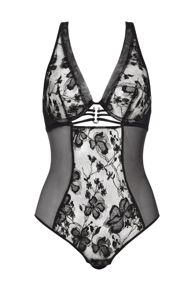 Body modelo Impulse con encajes florales, de Chantelle. Precio: 220€. Los bodys están a la orden del día, ya sea para una ocasión especial o para lucirlos con jeans, blazer y tacones. Una opción para quien desee regalar un detalle que, además de un capricho, sea práctico.