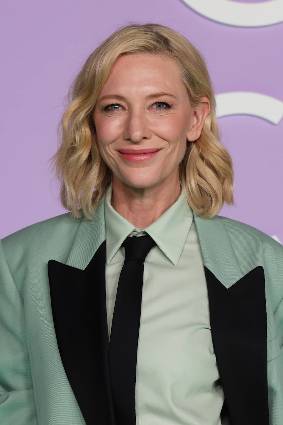 Las ondas semideshechas son otra de las propuestas para invitadas que quedan muy bien. Cate Blanchett las luce en el pelo corto, pero también son adecuadas para melenas más largas. 